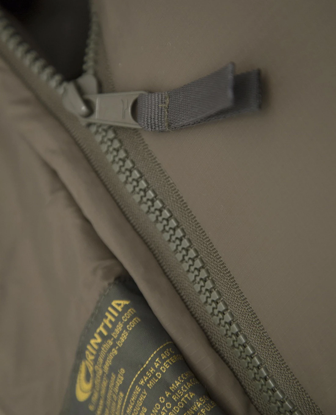 Carinthia Defence 1 Top 185 Oliv 5 Carinthia Defence 1 Top 185 Oliv – Bild 3